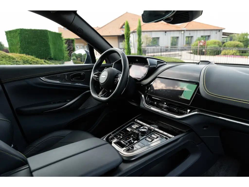 2025 DBX 707 SUV thumbnail vehicle image 2
