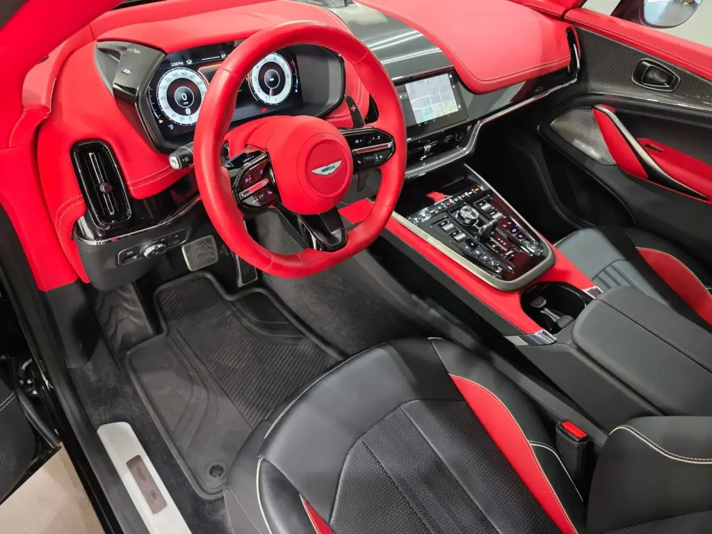 2025 DBX 707 SUV thumbnail vehicle image 2