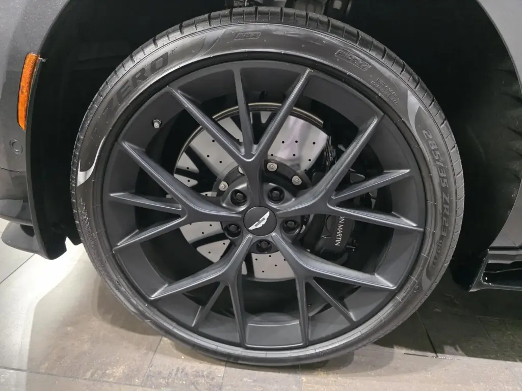 2025 DBX 707 SUV thumbnail vehicle image 3