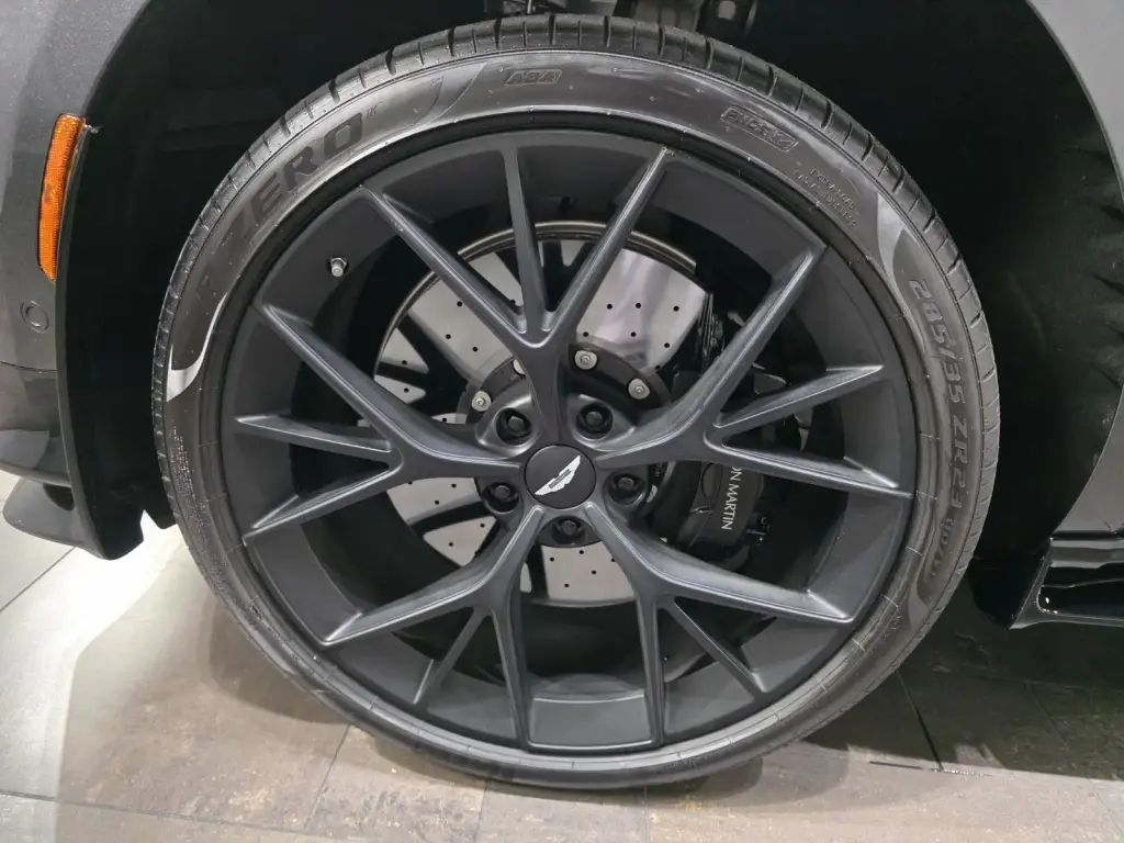 2025 DBX 707 SUV thumbnail vehicle image 3