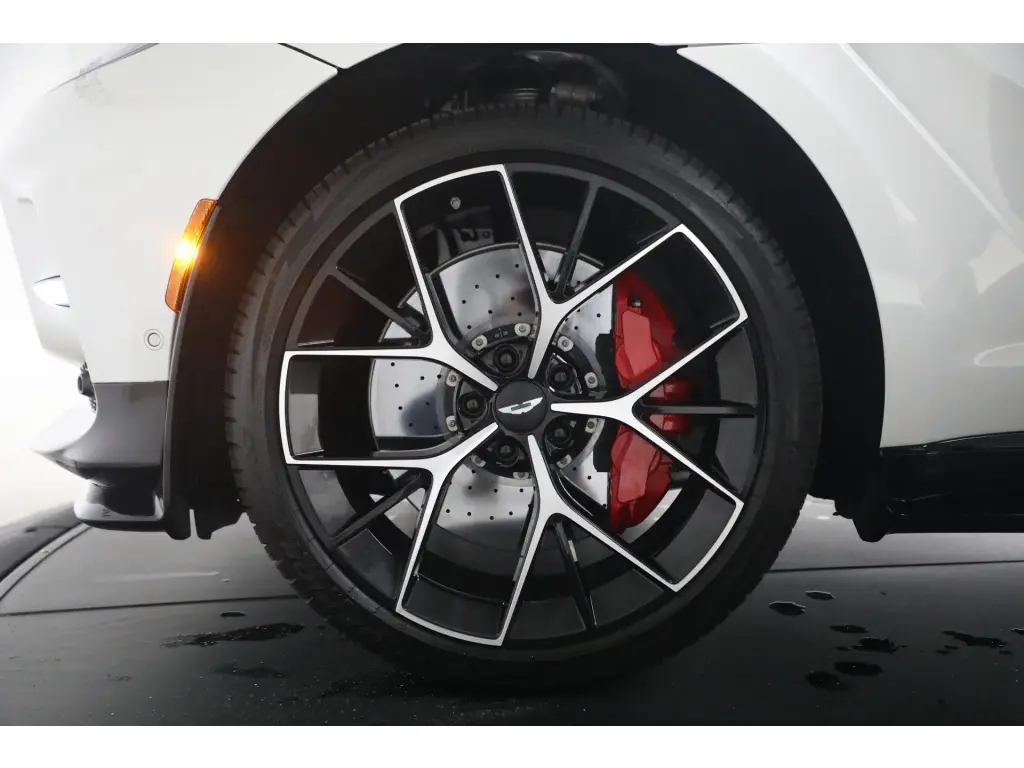 2025 DBX 707 SUV thumbnail vehicle image 3