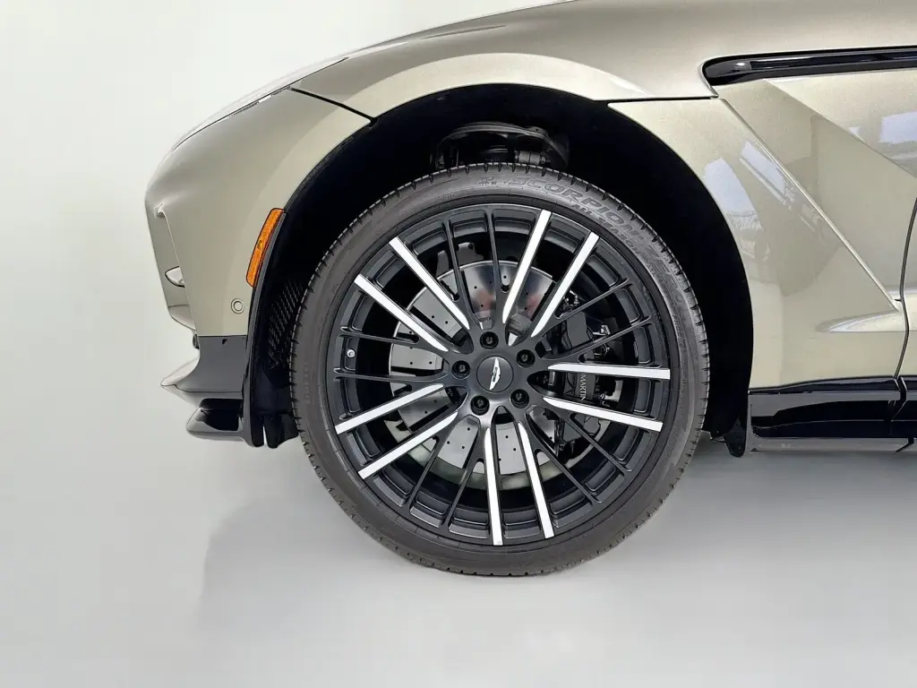2025 DBX 707 SUV thumbnail vehicle image 3