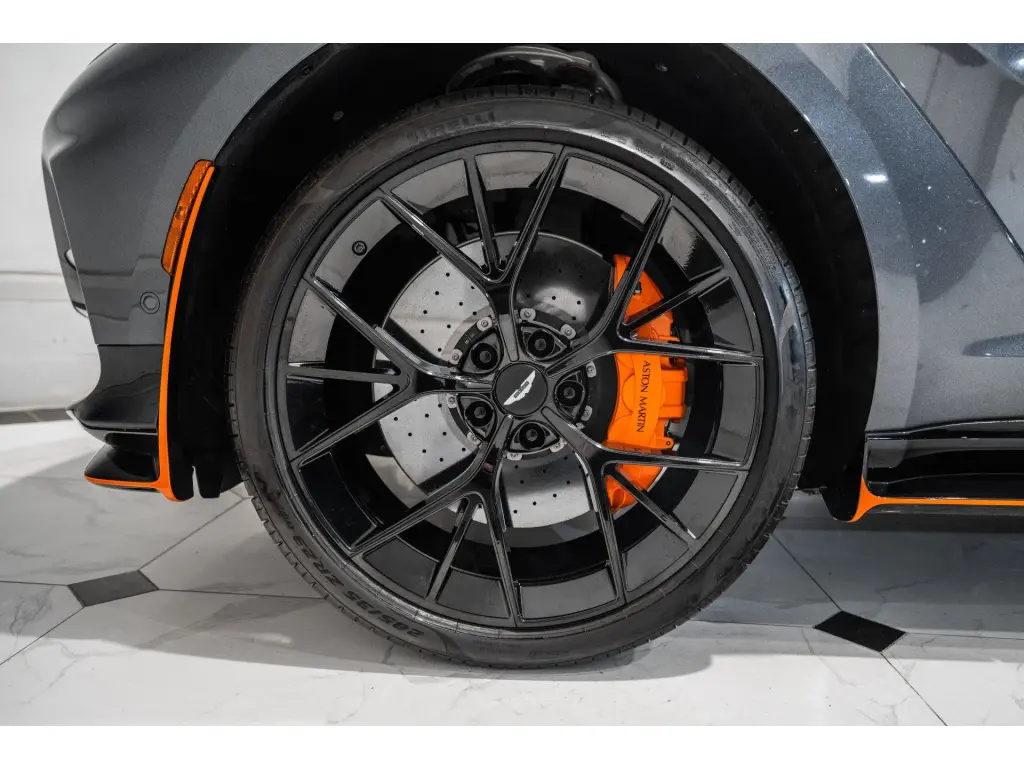 2025 DBX 707 SUV thumbnail vehicle image 3