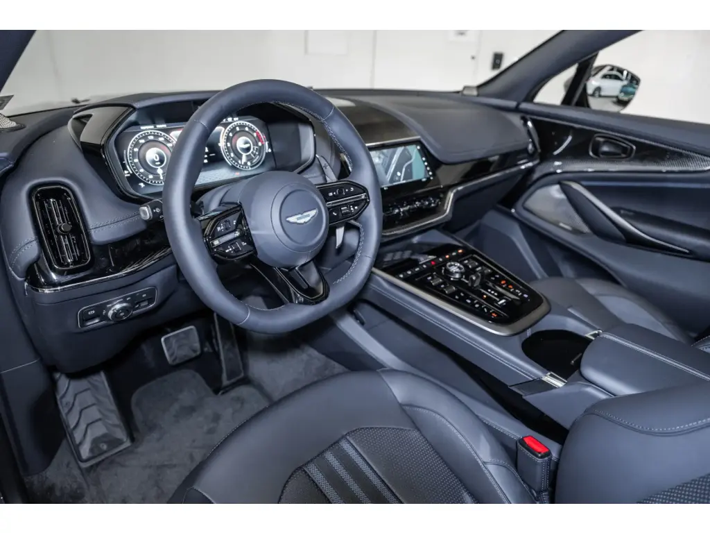 2025 DBX 707 SUV thumbnail vehicle image 2