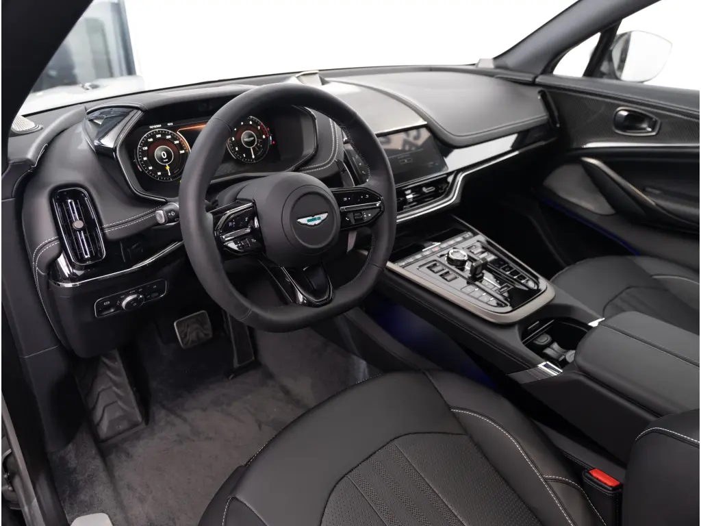 2025 DBX 707 SUV thumbnail vehicle image 2