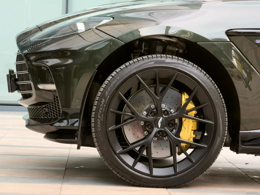 2025 DBX 707 SUV thumbnail vehicle image 3