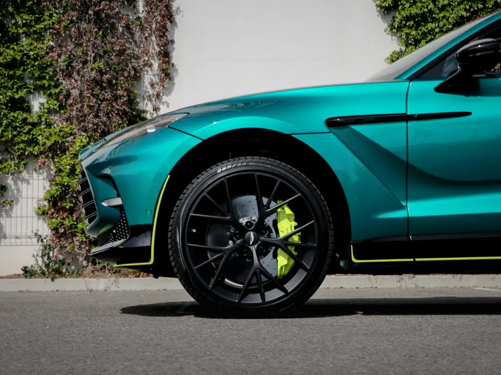 2025 DBX 707 SUV thumbnail vehicle image 3