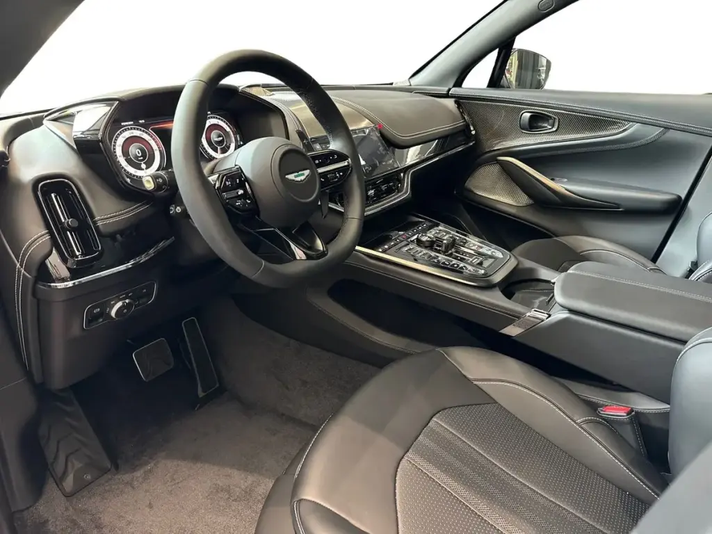 2025 DBX 707 SUV thumbnail vehicle image 2