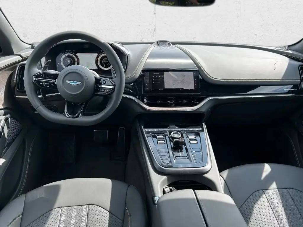 2025 DBX 707 SUV thumbnail vehicle image 2
