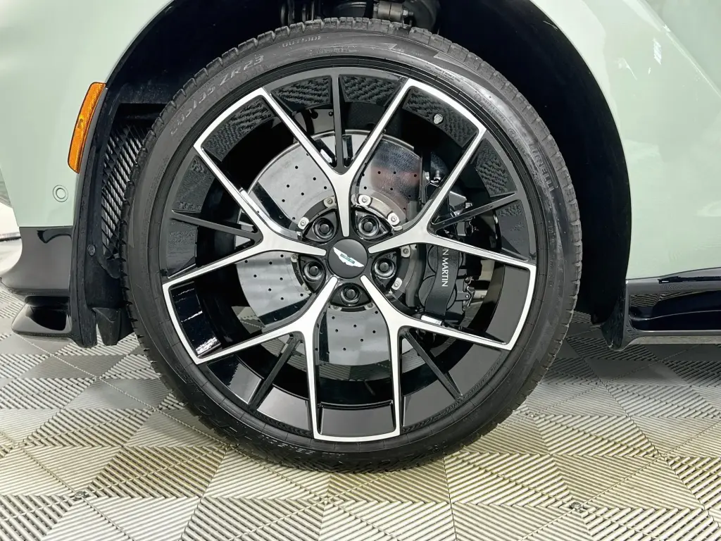 2025 DBX 707 SUV thumbnail vehicle image 3