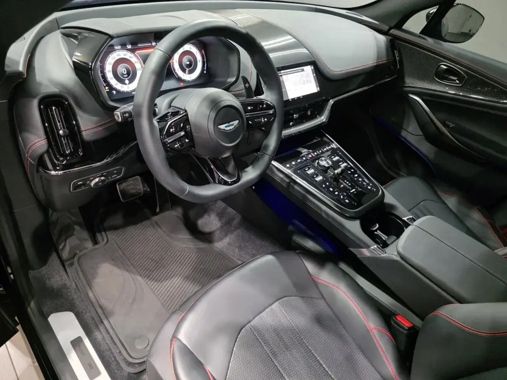 2025 DBX 707 SUV thumbnail vehicle image 2