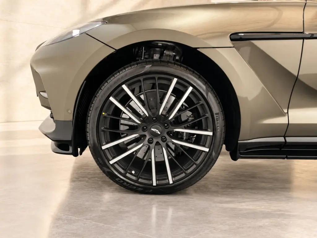2026 DBX 707 SUV thumbnail vehicle image 3