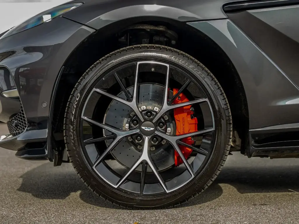 2026 DBX 707 SUV thumbnail vehicle image 3