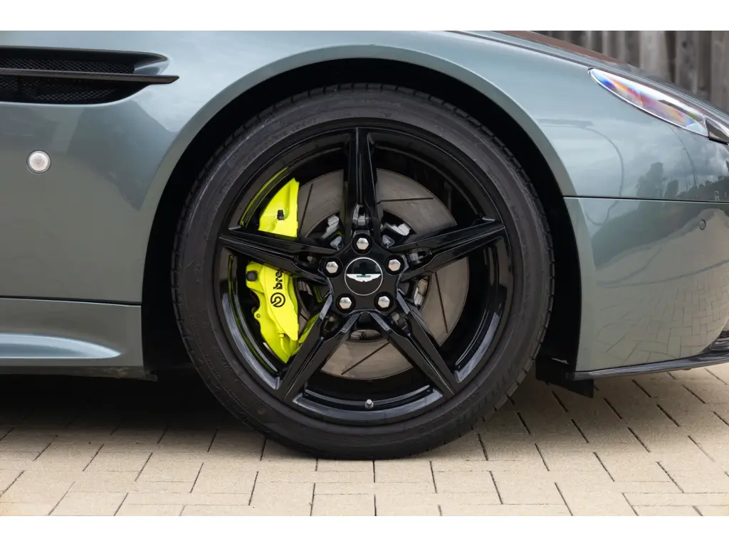 2018 V8 Vantage AMR Coupe thumbnail vehicle image 3