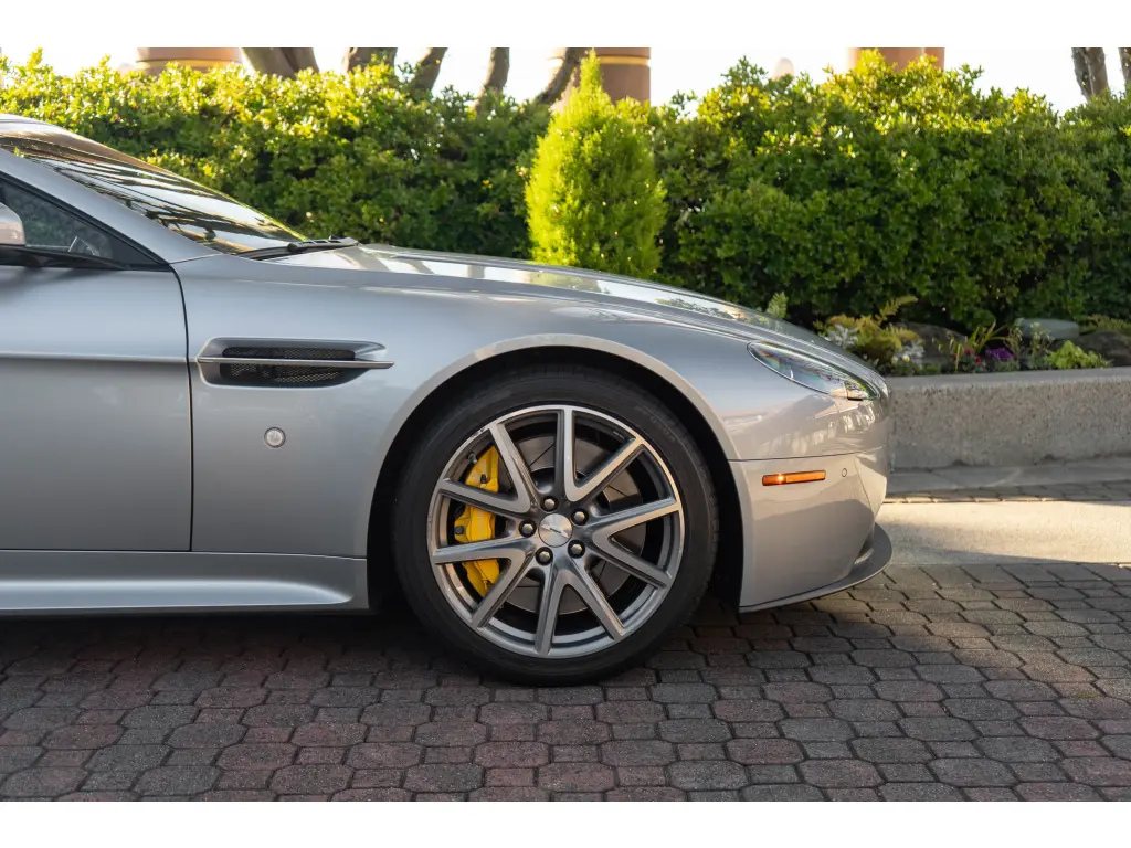 2015 V8 Vantage GT Roadster thumbnail vehicle image 3