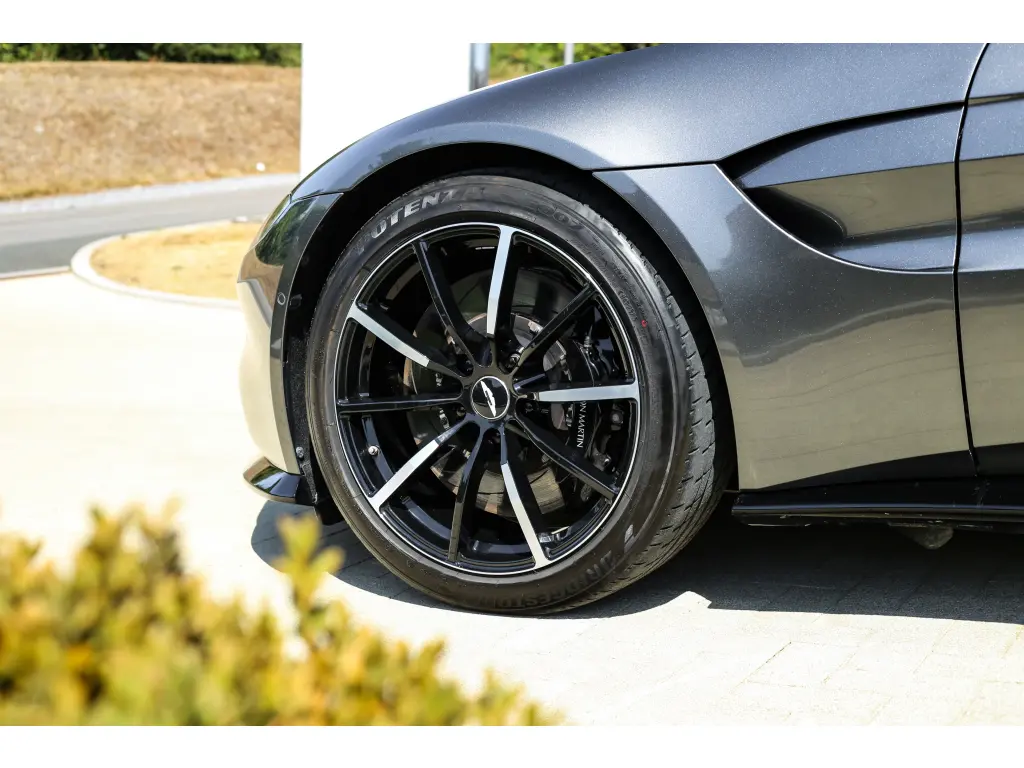 2023 Vantage Roadster thumbnail vehicle image 3