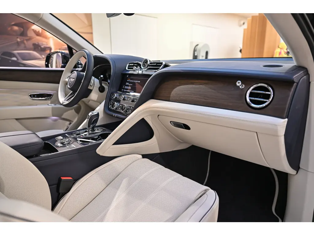 Image for 2026 Bentayga Atelier Edition V6 Hybrid at position 4