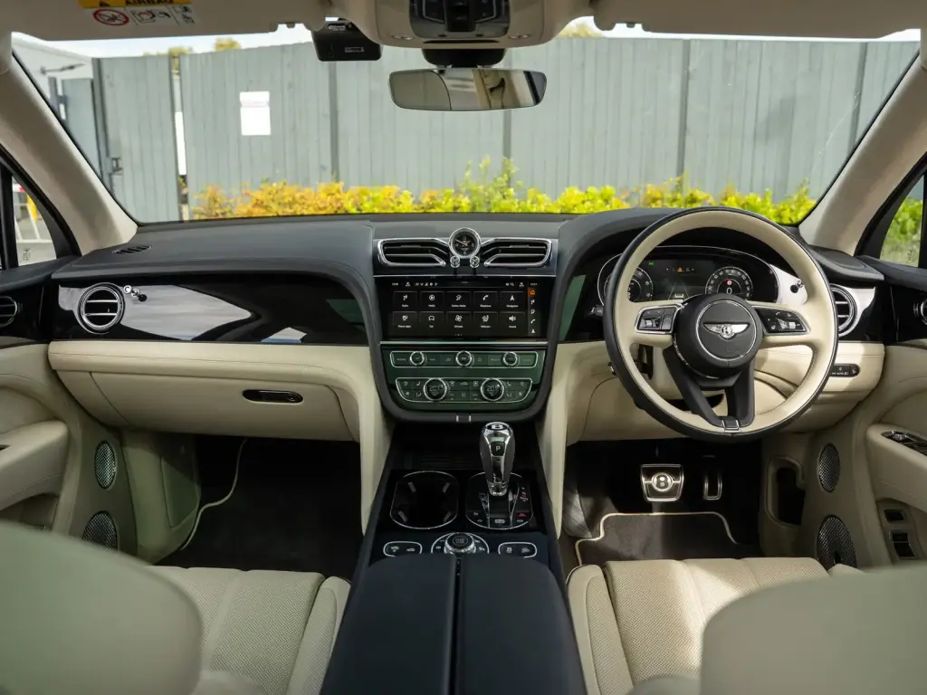 Image for 2025 Bentayga Atelier Edition V8 at position 4