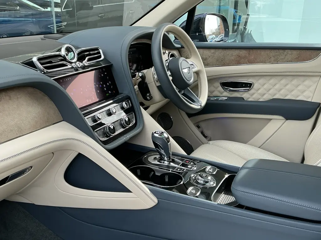 Image for 2023 Bentayga Azure V6 Hybrid at position 2