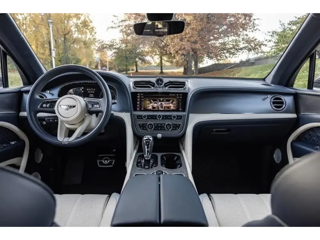 Image for 2023 Bentayga Azure V6 Hybrid at position 4