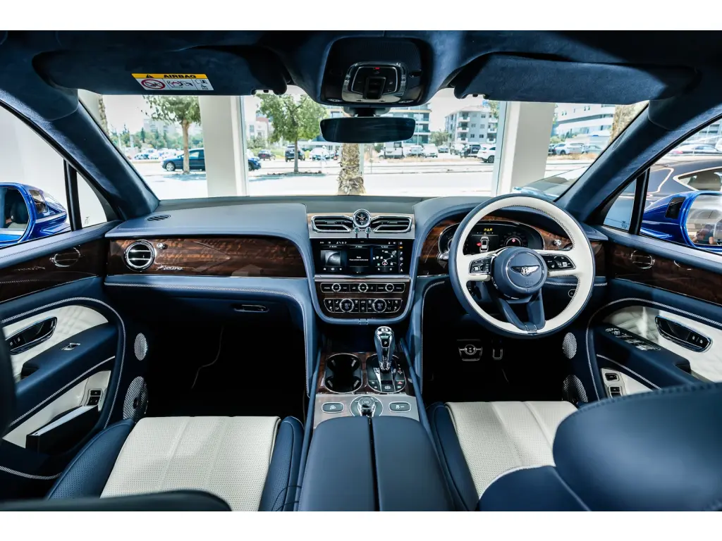 Image for 2024 Bentayga Azure V6 Hybrid at position 4