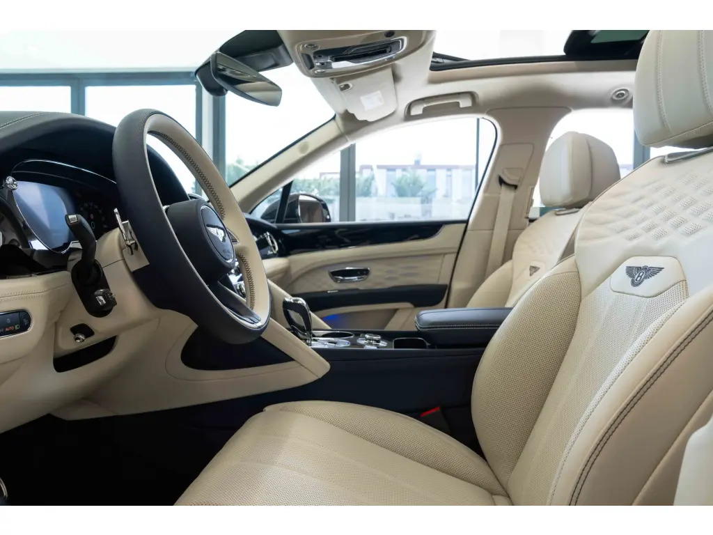 Image for 2026 Bentayga Azure V6 Hybrid at position 2