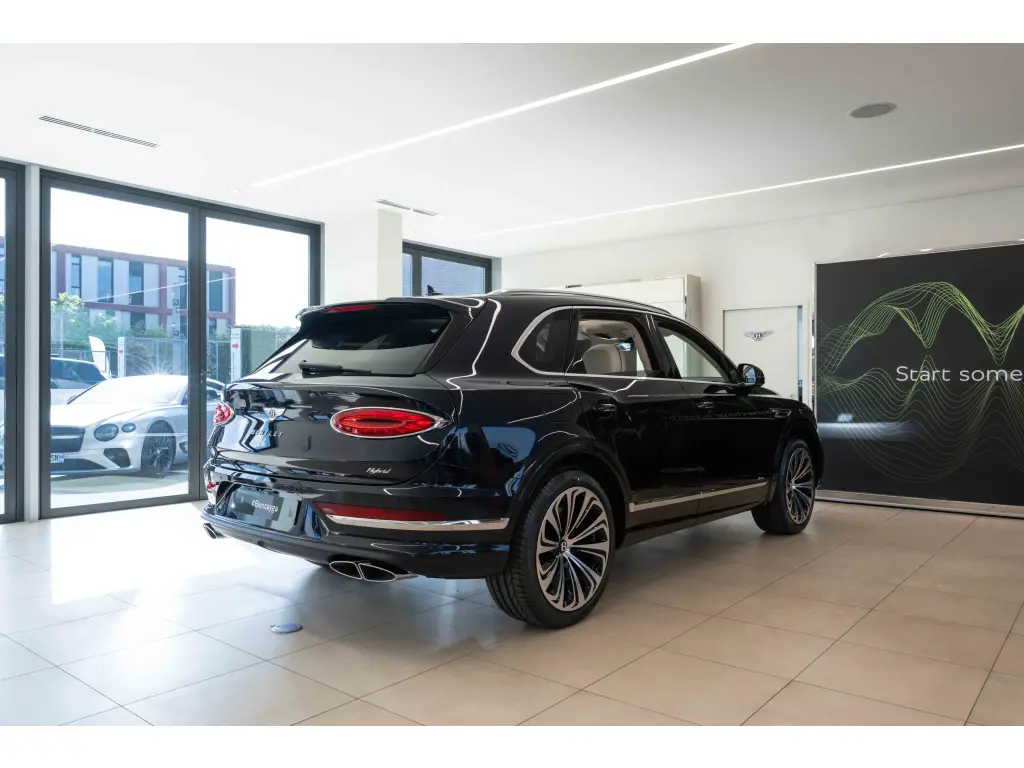 Image for 2026 Bentayga Azure V6 Hybrid at position 3