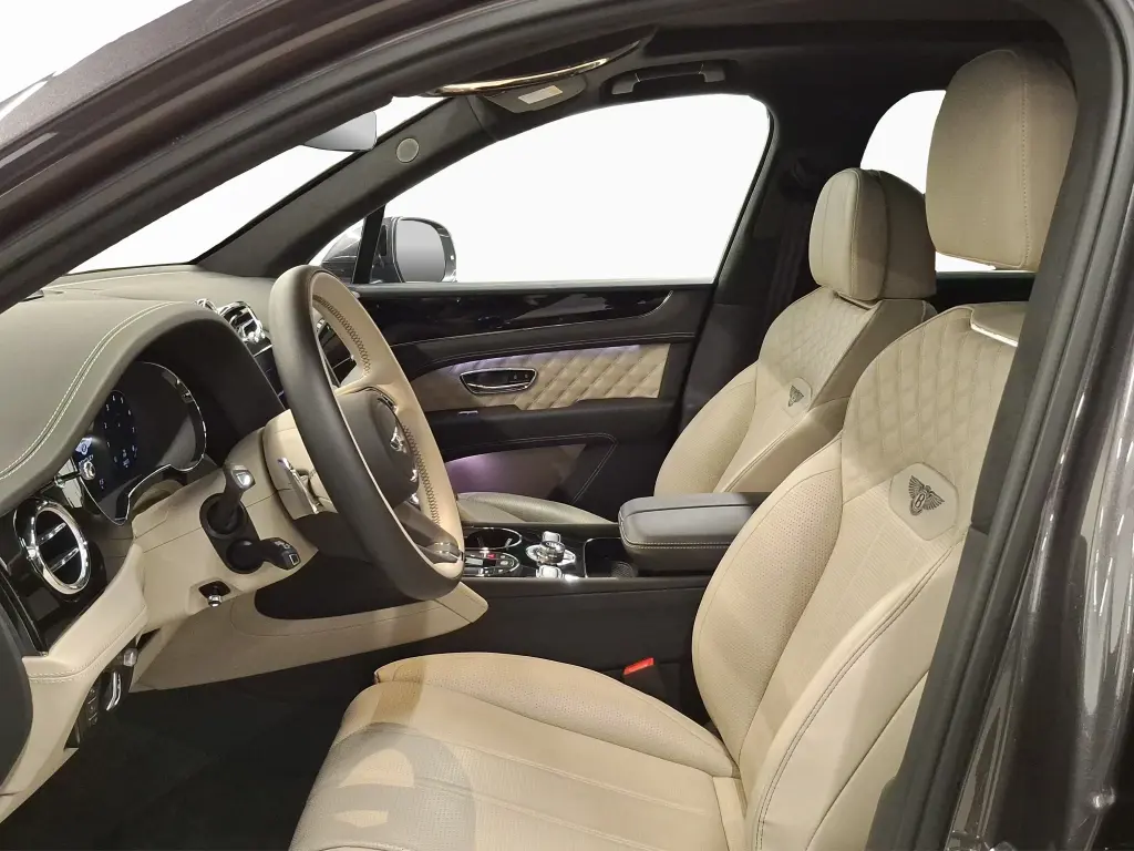 Image for 2023 Bentayga Azure V8 at position 2