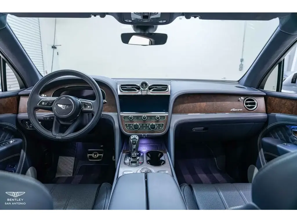 Image for 2023 Bentayga Azure V8 at position 4
