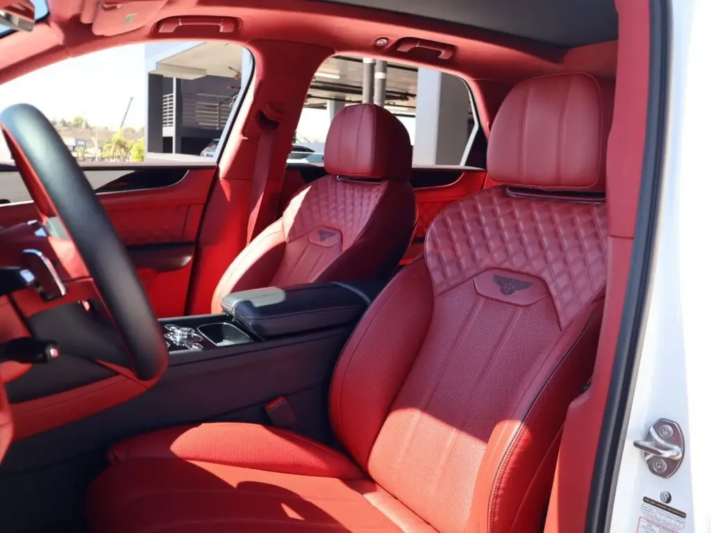 Image for 2023 Bentayga Azure V8 at position 2