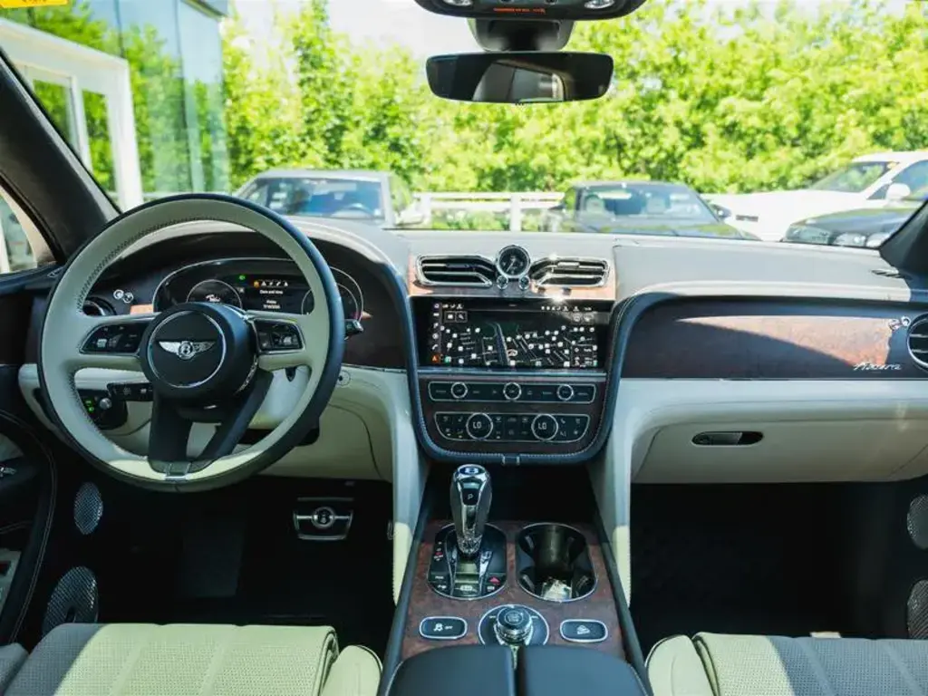 Image for 2023 Bentayga Azure V8 at position 4