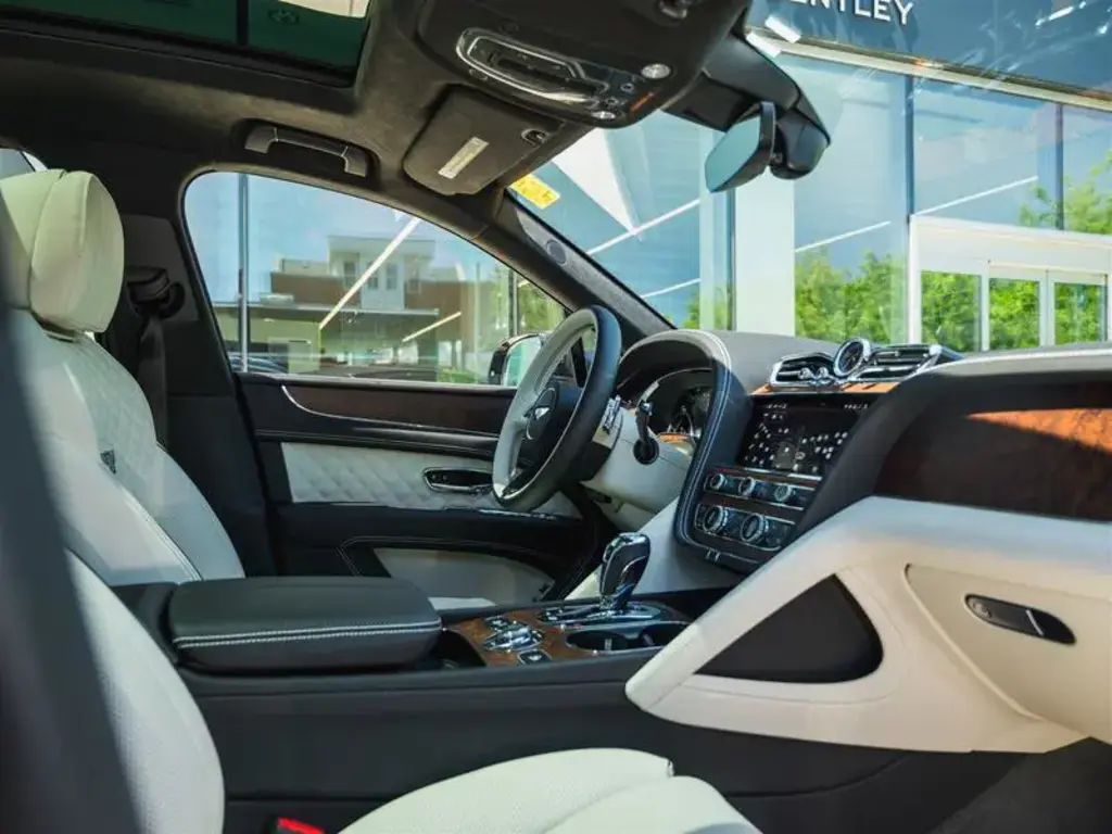 Image for 2023 Bentayga Azure V8 at position 2