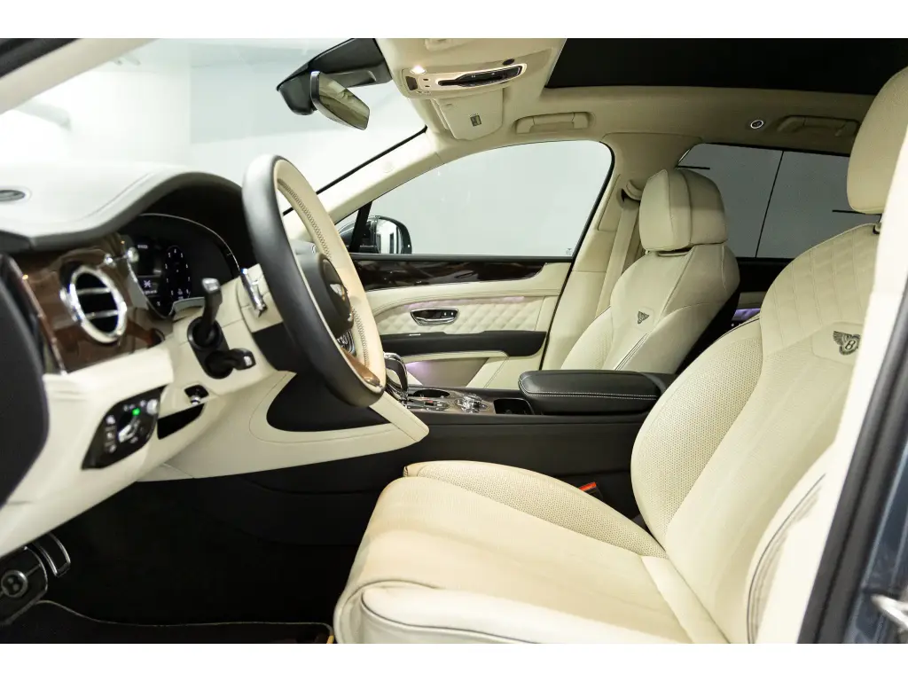 Image for 2023 Bentayga Azure V8 at position 2