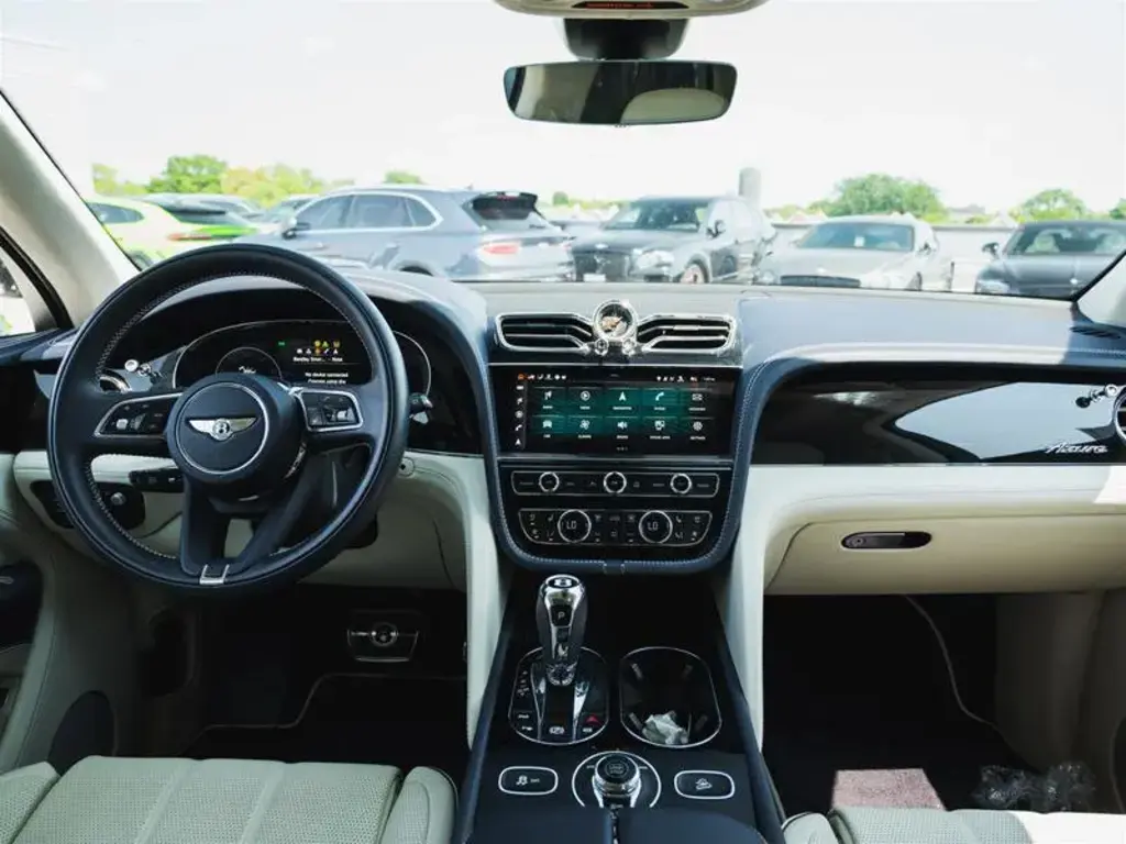 Image for 2023 Bentayga Azure V8 at position 4