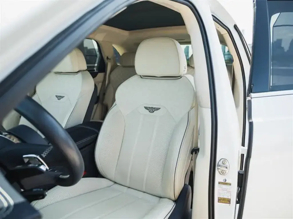 Image for 2023 Bentayga Azure V8 at position 2