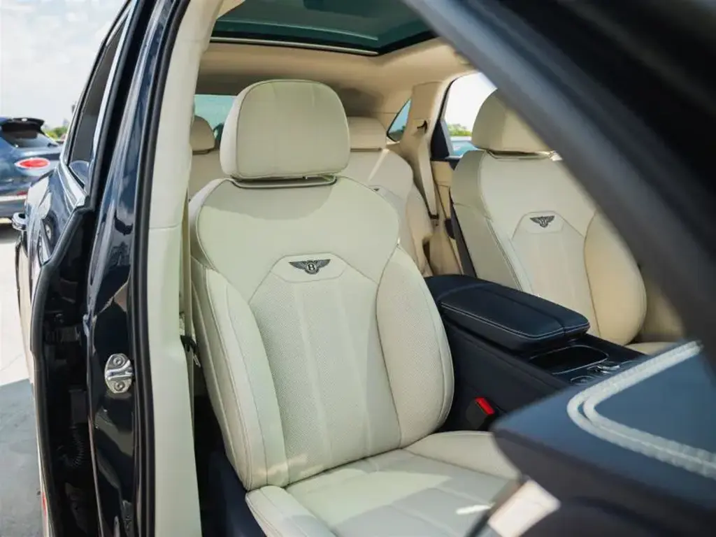 Image for 2023 Bentayga Azure V8 at position 2