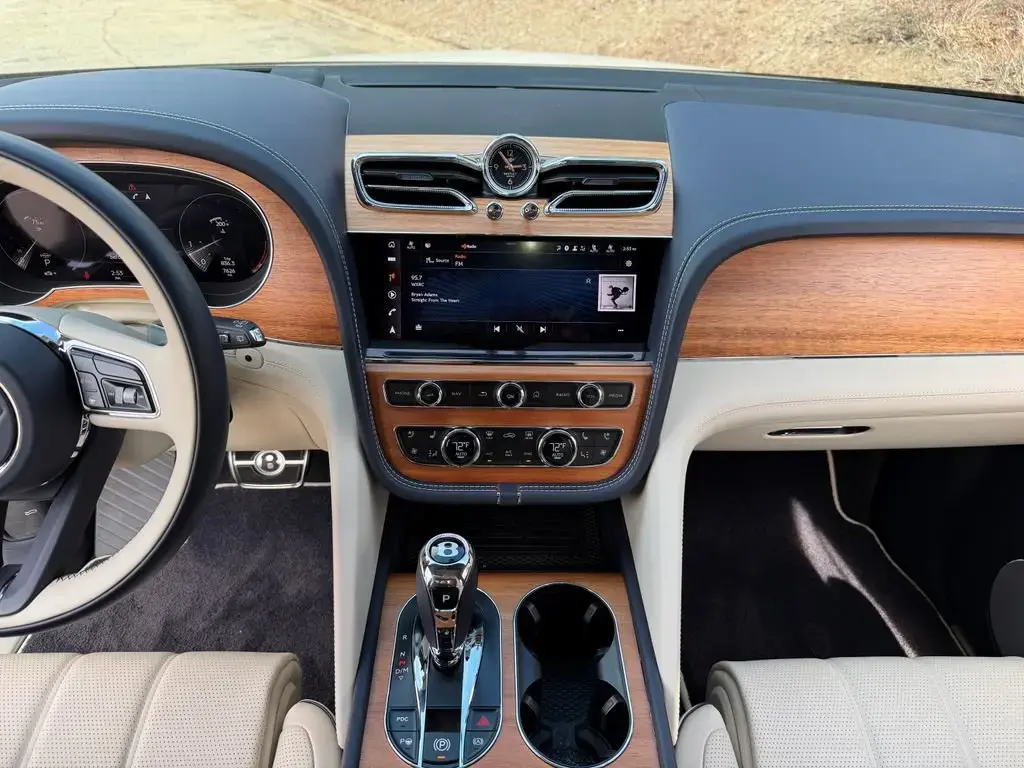 Image for 2023 Bentayga Azure V8 at position 4