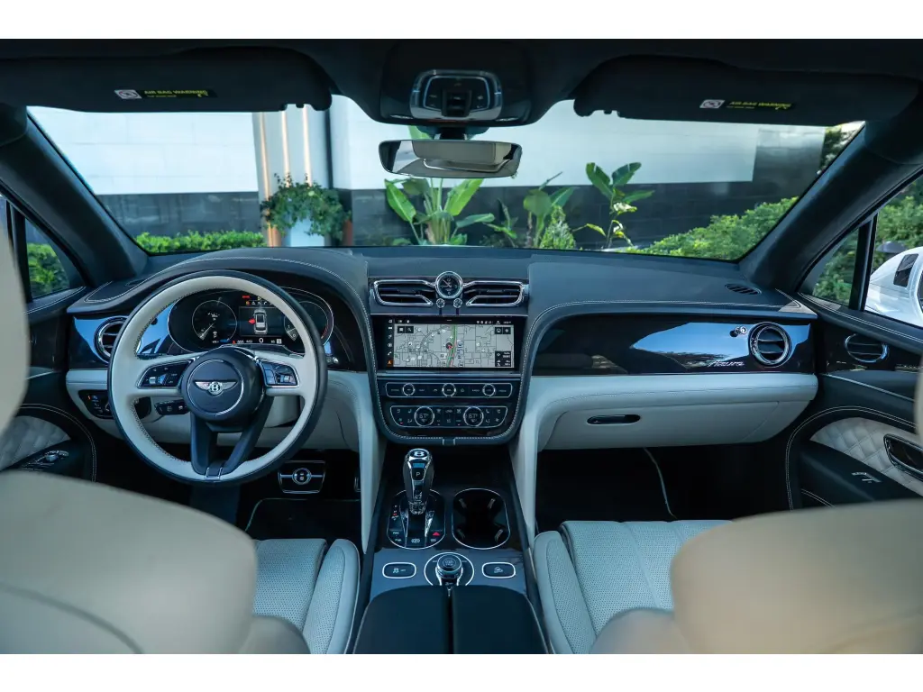 Image for 2023 Bentayga Azure V8 at position 4