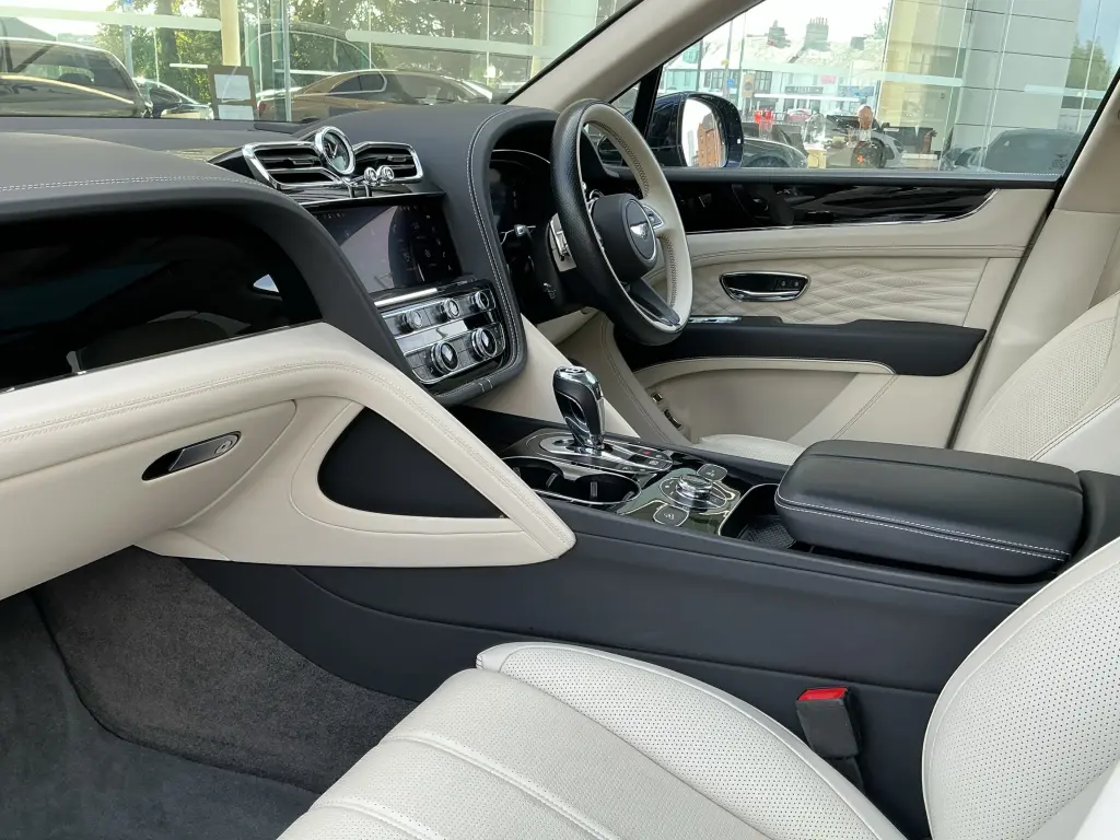Image for 2024 Bentayga Azure V8 at position 2