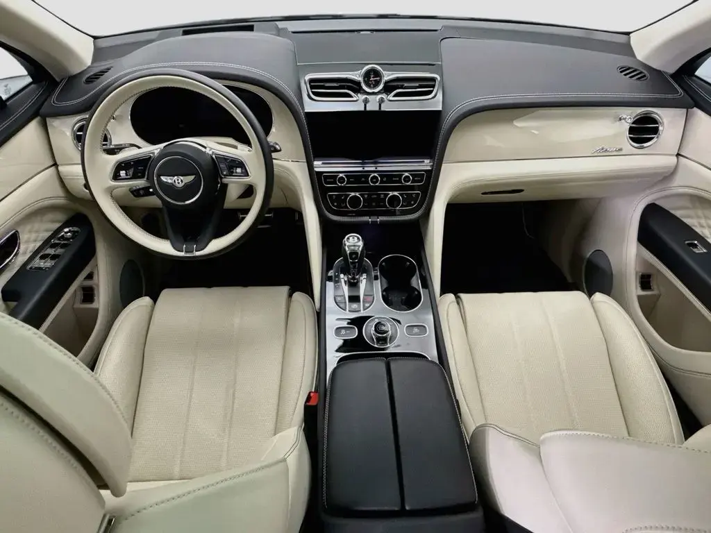 Image for 2024 Bentayga Azure V8 at position 4