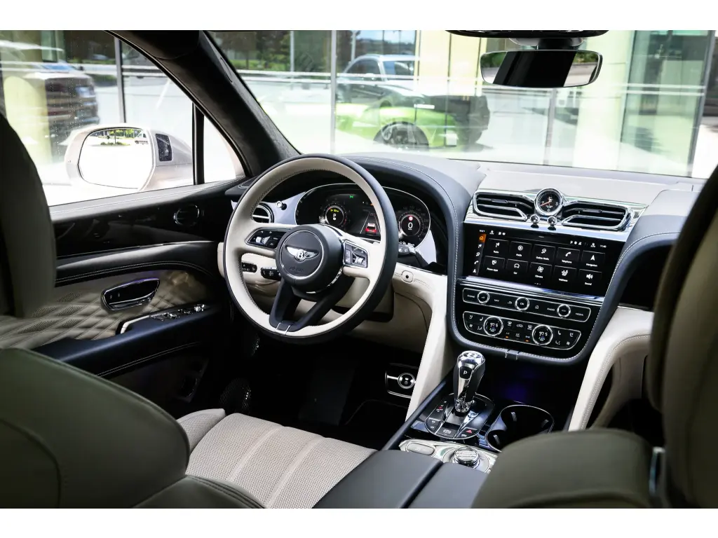 Image for 2025 Bentayga Azure V8 at position 2