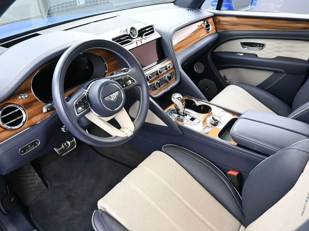 Image for 2025 Bentayga Azure V8 at position 4