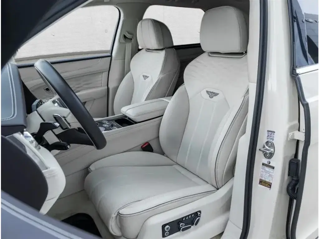 Image for 2025 Bentayga Azure V8 at position 2
