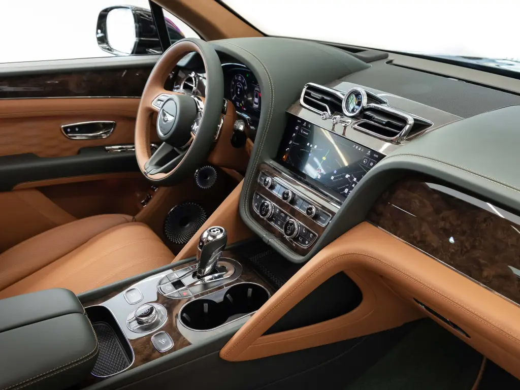 Image for 2026 Bentayga Azure V8 at position 2