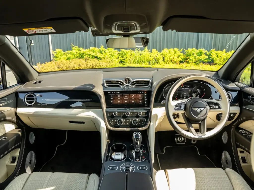 Image for 2023 Bentayga EWB Azure First Edition V8 at position 4