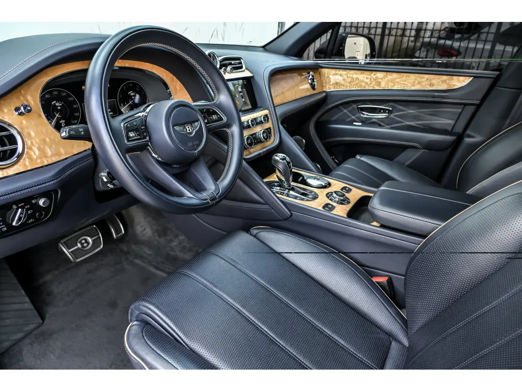 Image for 2023 Bentayga EWB Azure First Edition V8 at position 4
