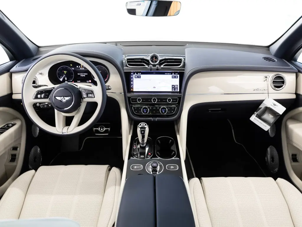 Image for 2023 Bentayga EWB Azure V8 at position 4