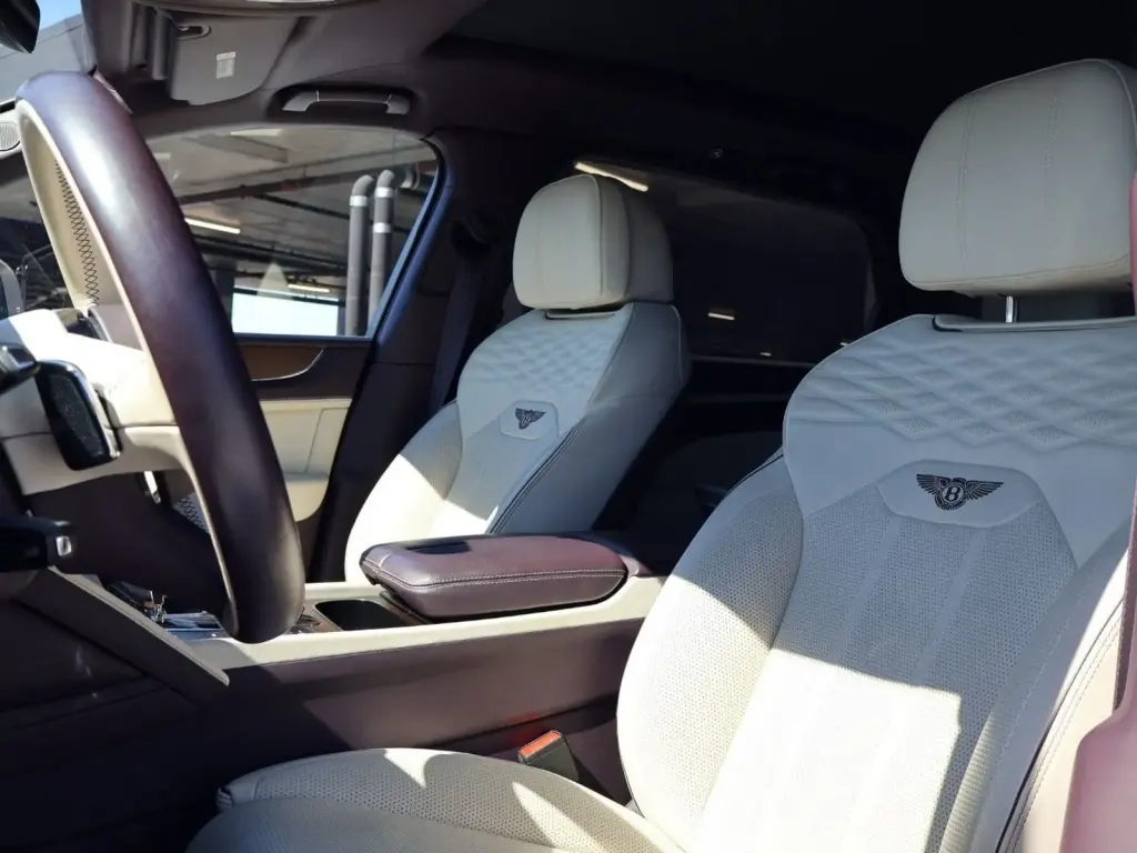 Image for 2023 Bentayga EWB Azure V8 at position 2