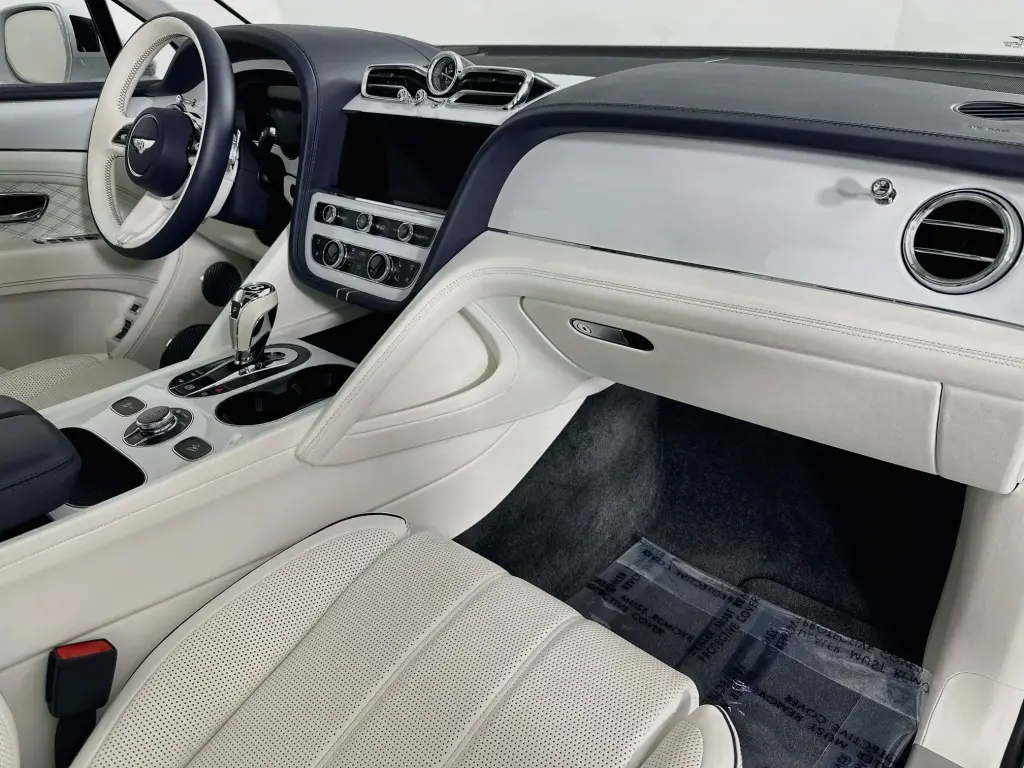 Image for 2023 Bentayga EWB Azure V8 at position 2