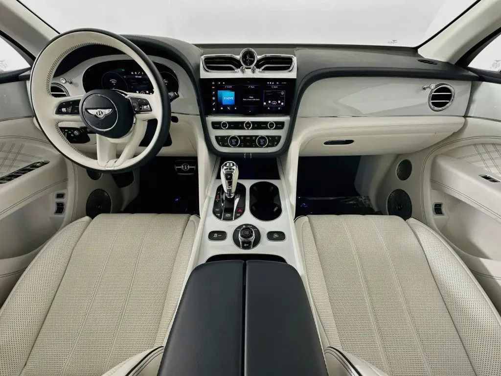 Image for 2023 Bentayga EWB Azure V8 at position 4